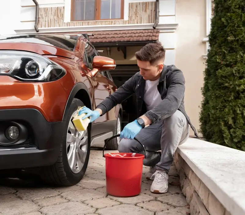Lavage auto à domicile Larroque-sur-l'Osse : professionnel intervenant sur un véhicule